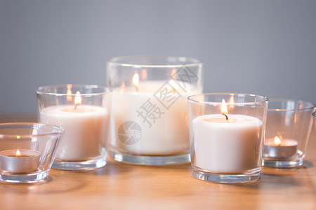 木桌上燃烧白色香味蜡烛图片