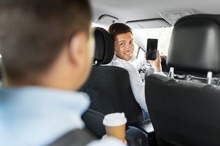微笑汽车司机向男乘客展示智能手机图片
