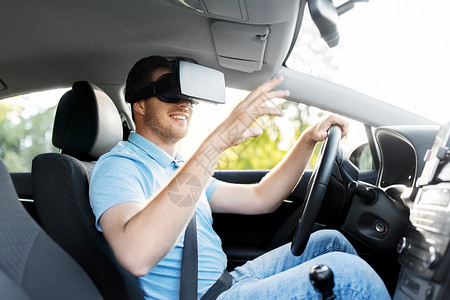 虚拟现实,微笑的男司机戴VR眼镜驾驶图片