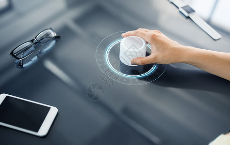妇洗妇女用手控制旋钮互动板出现虚拟全息图设计图片