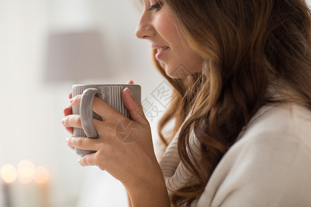 家里喝杯咖啡的快乐女人高清图片