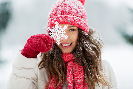 冬天带雪花的少女肖像背景图片