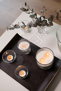桌上的蜡烛桉树枝背景图片