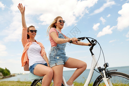 夏天海边女孩们骑自行车高清图片