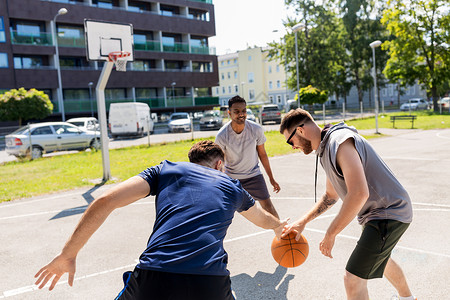 街球街上打篮球的男朋友们背景