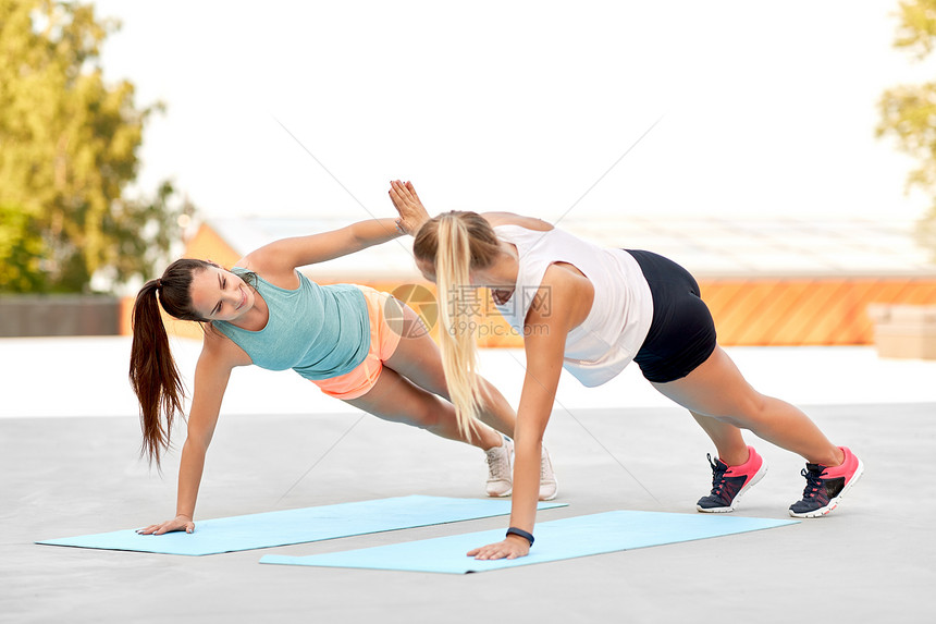 女人运动垫上的侧身击掌图片