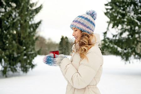 人们,季节,饮料休闲快乐的轻女人冬天户外喝茶快乐的轻女人冬天户外喝茶图片