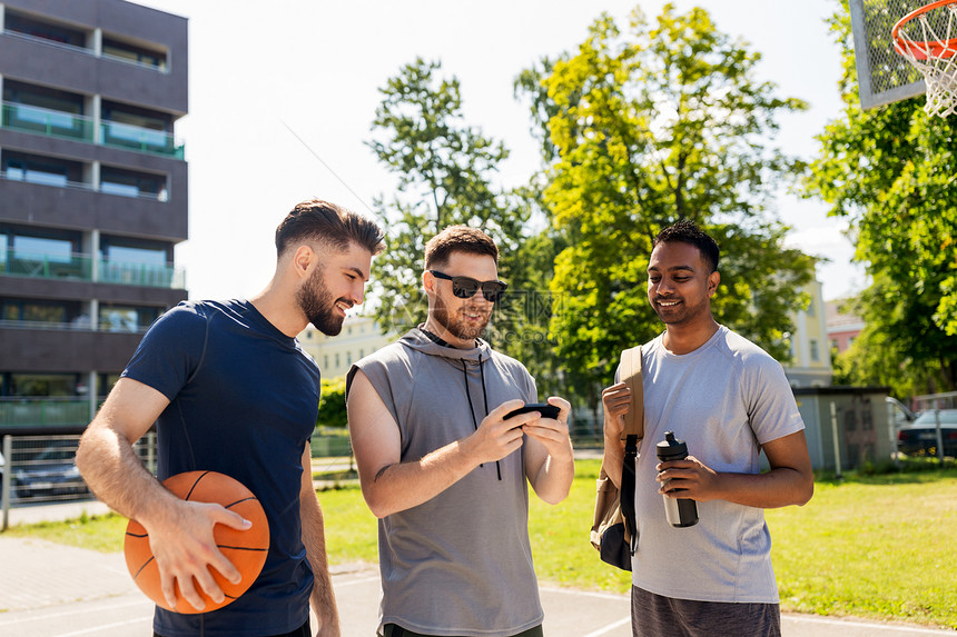 运动,休闲游戏男友谊的群男人朋友与智能手机户外篮球操场篮球操场上智能手机的男人图片