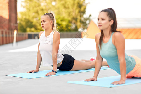 健身,运动健康的生活方式妇女训练瑜伽户外运动垫妇女户外运动垫上运动图片