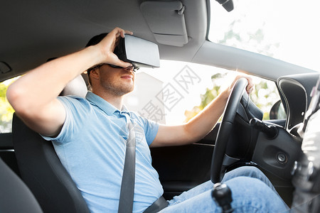 汽车vr虚拟现实,技术驾驶男人司机戴VR眼镜车里戴VR眼镜驾驶汽车的男人司机背景