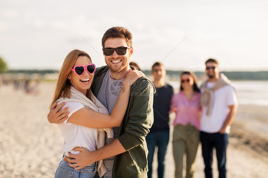 情人节,人际关系人的快乐的夫妇与群朋友海滩拥抱夏天快乐的朋友沿着夏天的海滩散步图片