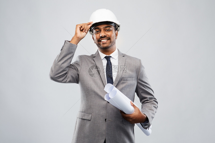 建筑,建筑业务人的微笑的印度男建筑师头盔与蓝图灰色背景印度男建筑师头盔与蓝图图片