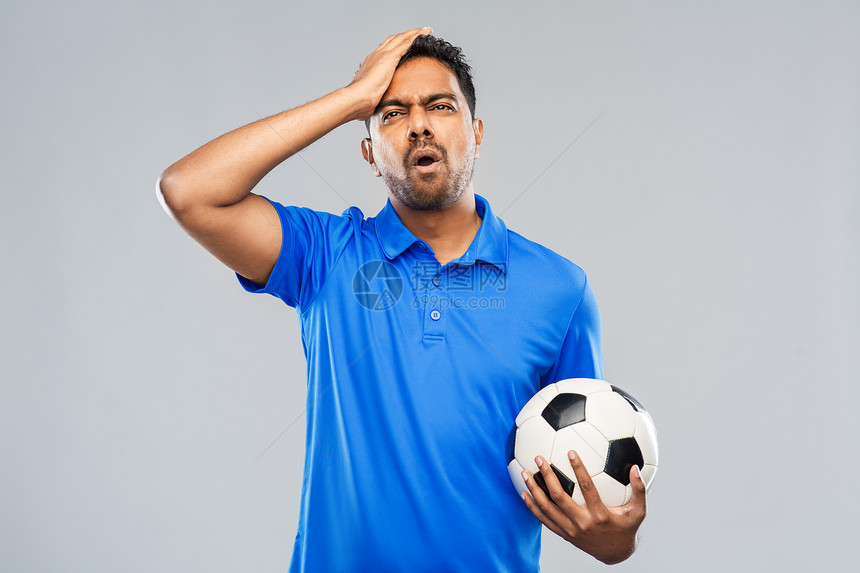 运动,休闲游戏失败失望的印度男子足球迷与足球灰色背景用足球让印度男足球迷心烦意乱图片
