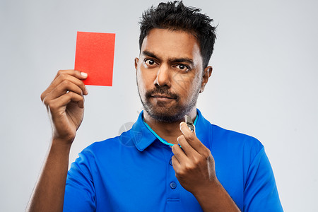 运动,谨慎,游戏足球印度男裁判与哨声红色点球卡印度裁判哨子红牌图片