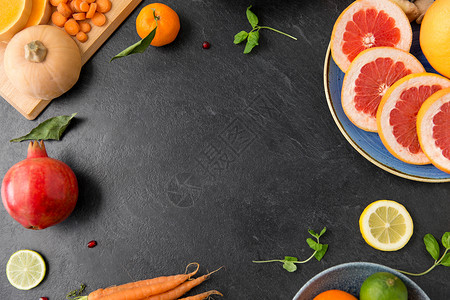 石板桌上的蔬菜水果高清图片