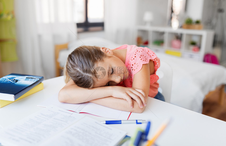 孩子,教育学理念疲惫的学生女孩睡家里的桌子上疲惫的学生女孩睡家里的桌子上图片