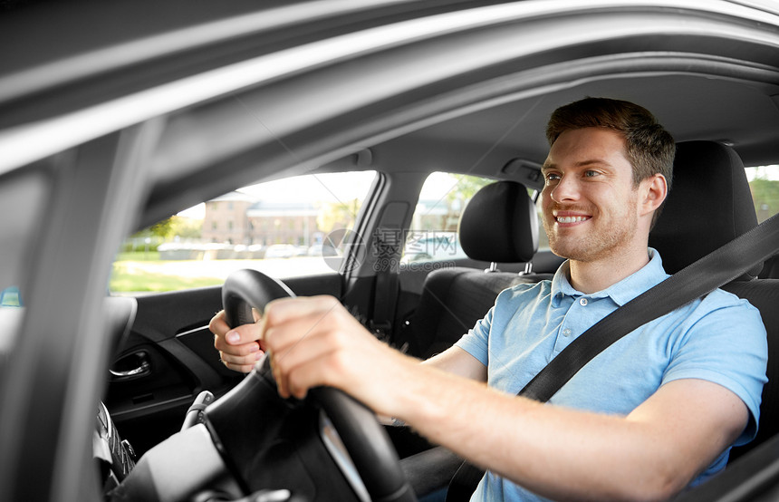 运输,车辆人的微笑的人司机夏天驾驶汽车微笑的人驾驶汽车的司机图片