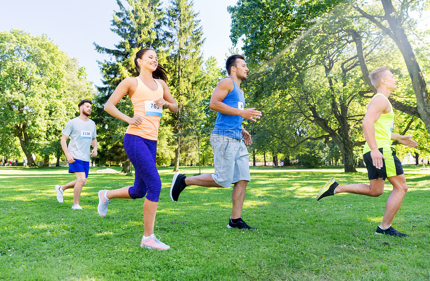 健身,运动,种族健康的生活方式群快乐的人运动员夏季公园用章号码跑马拉松快乐的轻运动员比赛机智的章号码图片