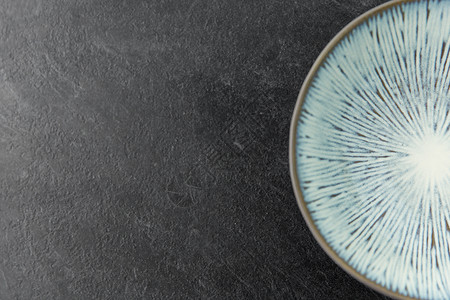 黑色陶瓷盘圆圈现代的高清图片