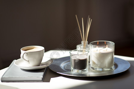 吸湿芳香疗法的咖啡,蜡烛,书香气芦苇扩散器桌子上咖啡,蜡烛香气芦苇扩散器桌子上背景图片
