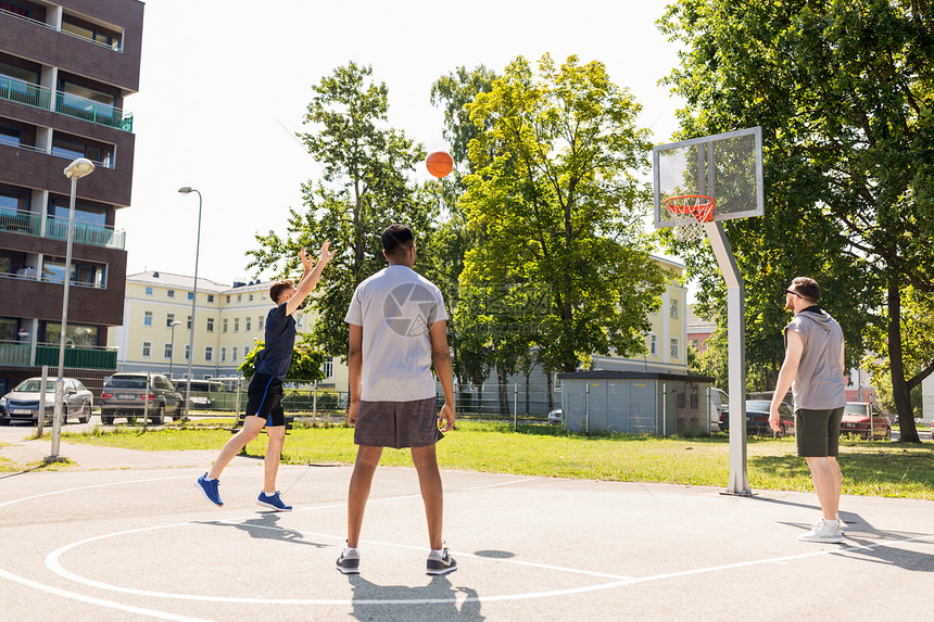 运动,休闲游戏男友谊的群男人朋友打街头篮球群街上打篮球的男朋友图片