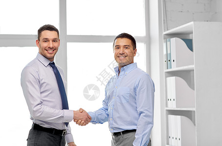 商业,手势伙伴关系快乐的商人办公室握手快乐的商人办公室握手图片