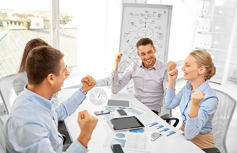 商业,手势,人队合作的快乐的队庆祝成功办公室快乐的商业队办公室庆祝成功图片