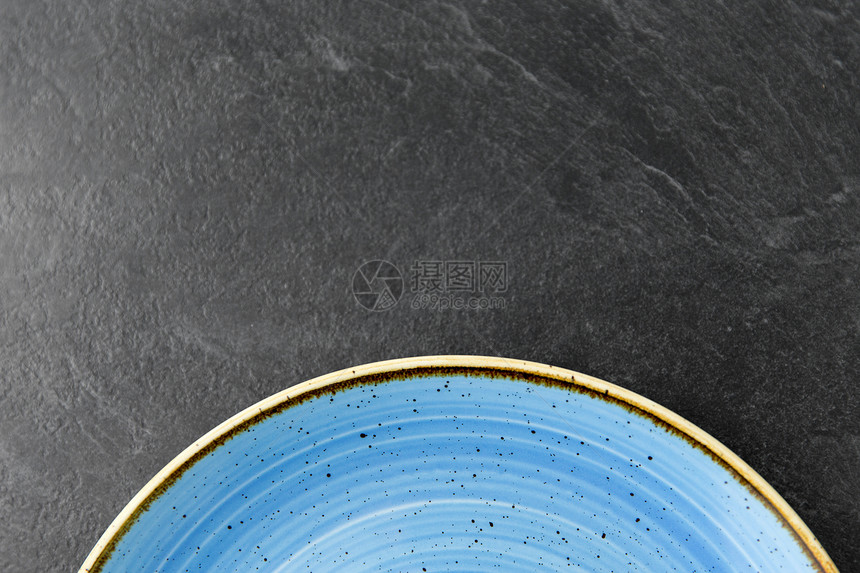 餐桌,餐具饮食蓝色陶瓷板石板背景石板背景上蓝色陶瓷板图片