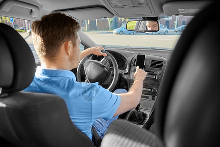 男司机运输,车辆人的人司机驾驶汽车用GPS导航智能手机驾驶汽车用GPS导航仪的人司机设计图片