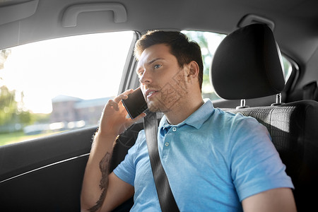 运输,技术通信男乘客呼叫智能手机出租车后座男乘客出租车上拨打智能手机图片