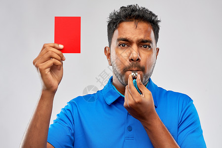 运动,谨慎,游戏足球印度裁判口哨出示红色点球卡印度裁判口哨,出示红牌背景图片