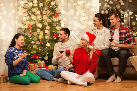 庆祝节日的快乐的朋友戴着眼镜,家里聚会庆祝诞节,喝红酒朋友们庆祝诞节喝酒图片