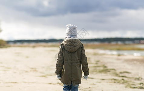 童,季节人的秋天海滩上的小女孩秋天海滩上的小女孩图片