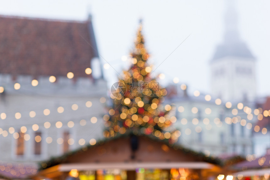 寒假庆祝模糊的诞节市场冬季晚上市政厅广场塔林,爱沙尼亚塔林老市政厅广场的诞节市场图片