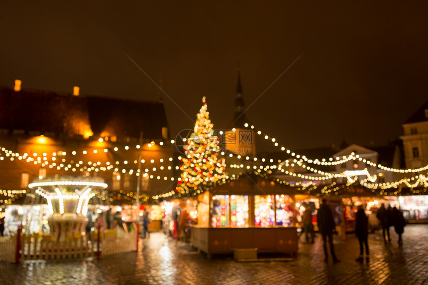寒假庆祝模糊的诞节市场冬季晚上市政厅广场塔林,爱沙尼亚塔林老市政厅广场的诞节市场图片