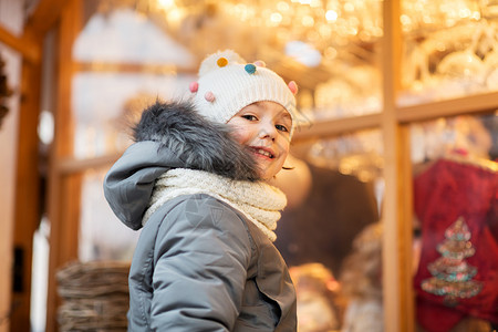 假期,童人的快乐的小女孩诞节市场冬天冬天诞节市场上快乐的小女孩图片