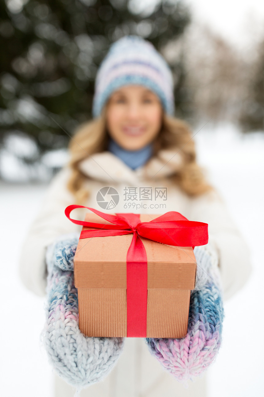 诞节,假日休闲快乐的轻妇女与礼品盒户外冬季冬天用诞礼物接近女人图片