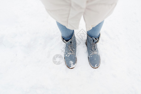 季节,鞋类人的女脚冬季鞋上的雪顶部女脚冬天的鞋子上顶部下雪图片