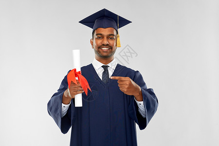 教育,毕业人的快乐微笑的印度男研究生砂浆板学士学位礼服与文凭灰色背景文凭的迫击炮董事会男研究生学校高清图片素材