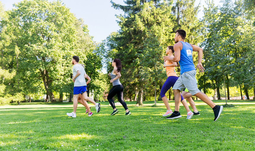 健身,运动,种族健康的生活方式群快乐的人运动员夏季公园用章号码跑马拉松快乐的轻运动员比赛机智的章号码图片