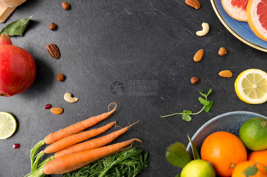 健康饮食,素食,饮食烹饪同的蔬菜水果石板桌上石板桌上同的蔬菜水果图片