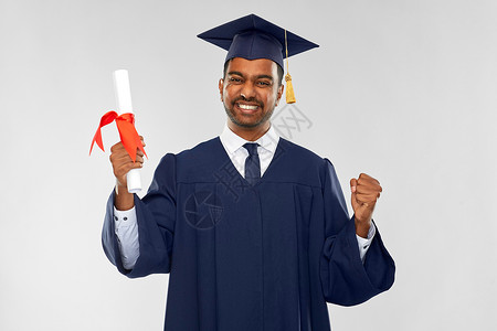 灰色毕业帽子教育,毕业人的快乐的微笑印度男研究生砂浆板学士学位礼服庆祝成功灰色背景快乐的研究生灰泥板与文凭背景