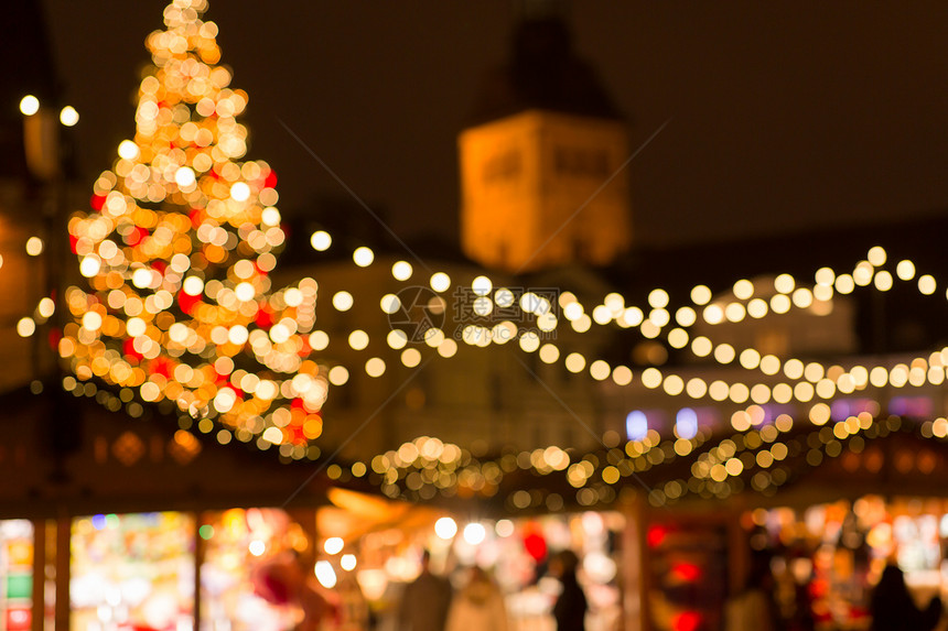 寒假庆祝模糊的诞节市场晚上市政厅广场塔林,爱沙尼亚塔林老市政厅广场的诞节市场图片