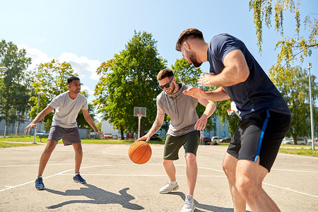 运动,休闲游戏男友谊的群男人朋友打街头篮球群街上打篮球的男朋友图片