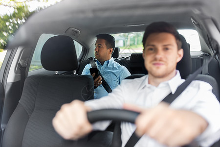 交通,车辆人的中男乘客与智能手机后座汽车司机智能手机汽车司机的男乘客图片
