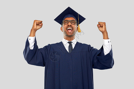 灰色毕业帽子教育,毕业人的快乐微笑的印度男研究生砂浆板学士礼服庆祝成功的灰色背景快乐的印度研究生庆祝成功背景