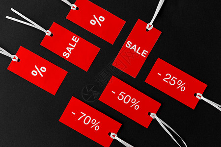 购物,销售出口红色标签与折扣标志黑色背景红色标签,黑色背景上折扣标志图片