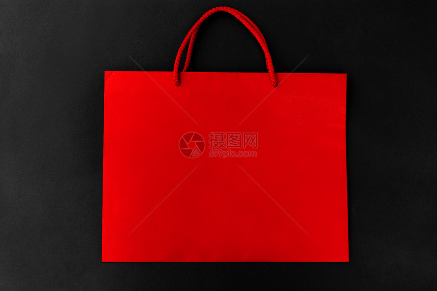 销售,消费主义出口红色购物袋黑色背景黑色背景的红色购物袋图片