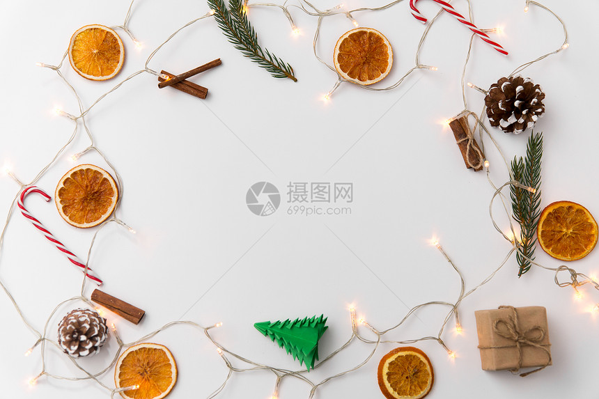 诞节,假日庆祝框架花环灯装饰白色背景花环灯诞装饰品的框架图片