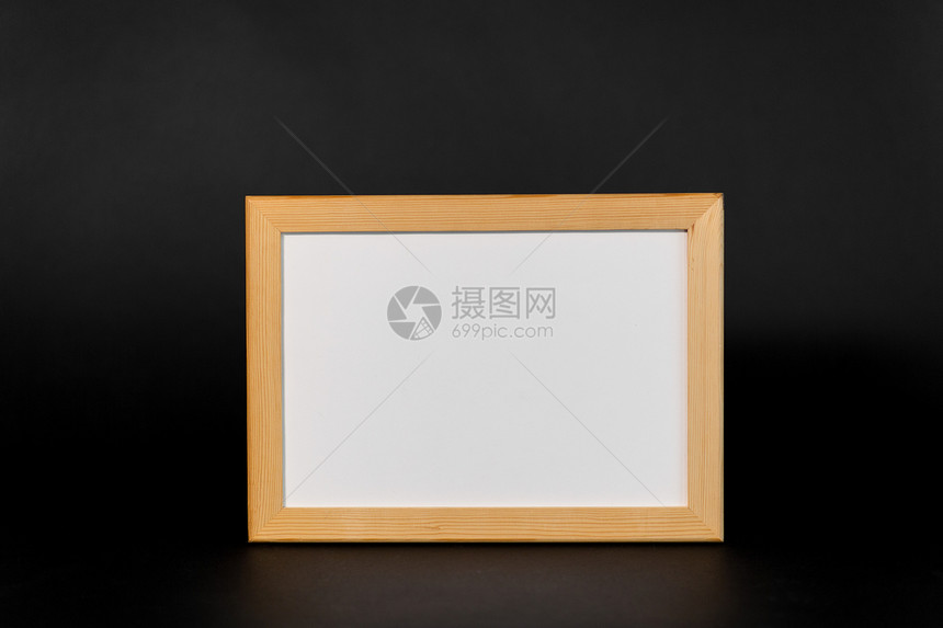 信息白板木制框架黑色背景黑色背景的木框白板图片